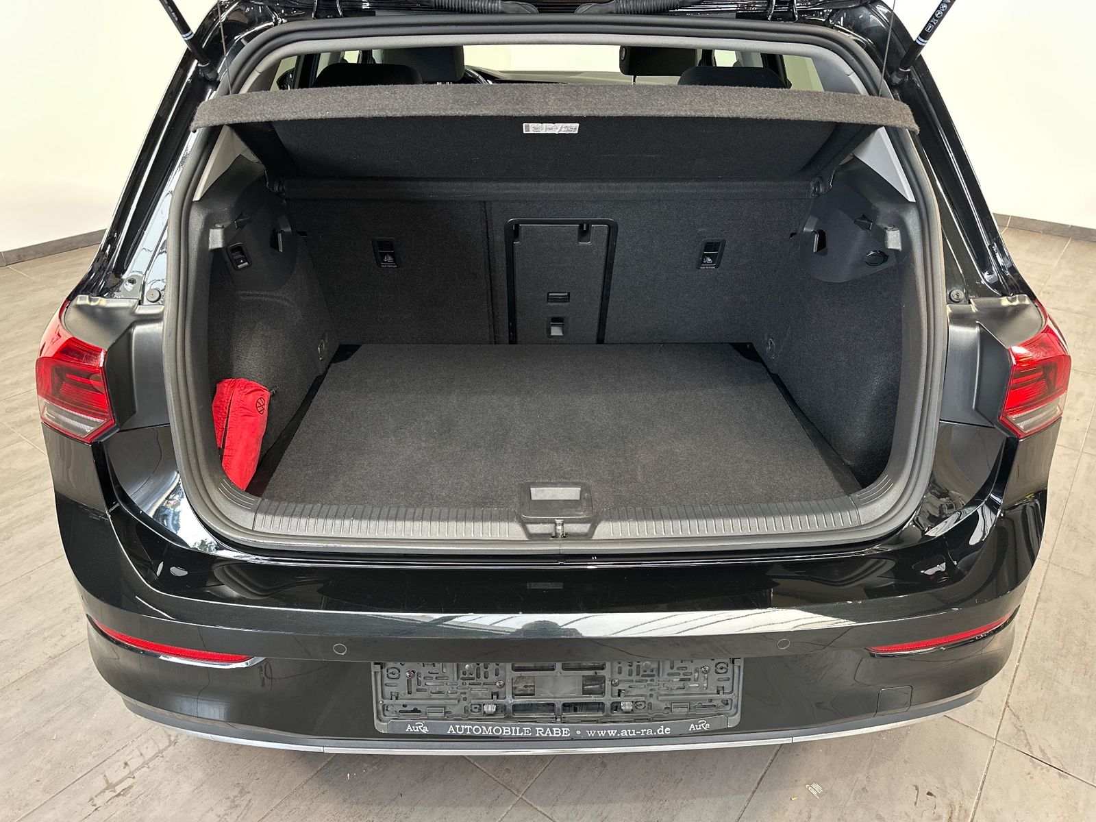 Fahrzeugabbildung Volkswagen Golf VIII 2.0 TDI DSG MOVE NAV+LED+PANO+AHK+HUD