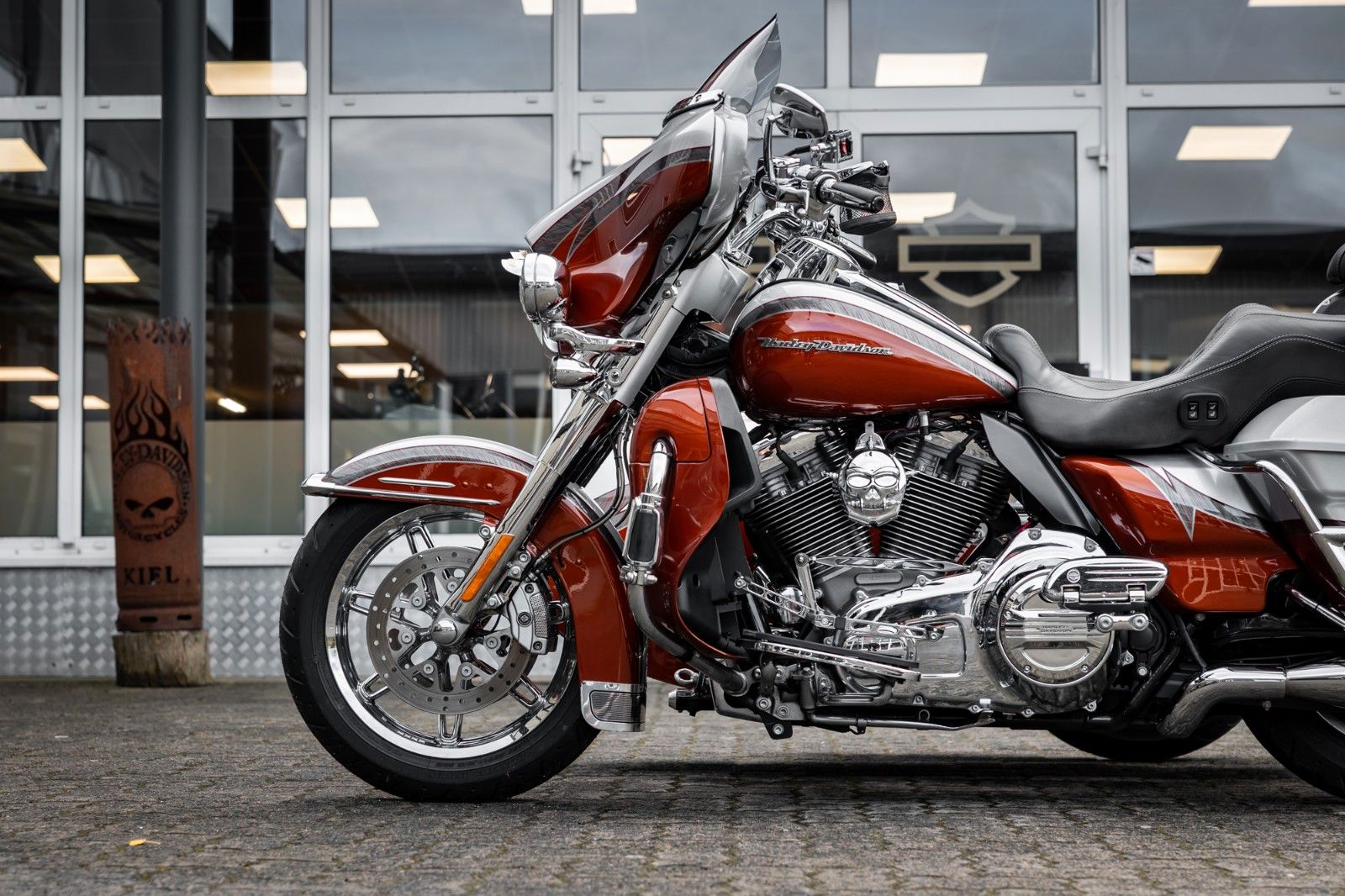 Fahrzeugabbildung Harley-Davidson FLHTKSE CVO E-Glide - V-Triebwerk Gespann