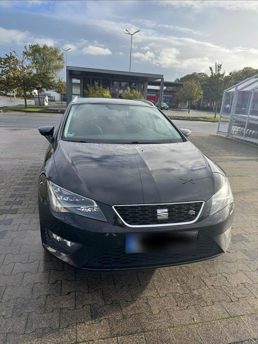 Seat Leon 2015 — rear view