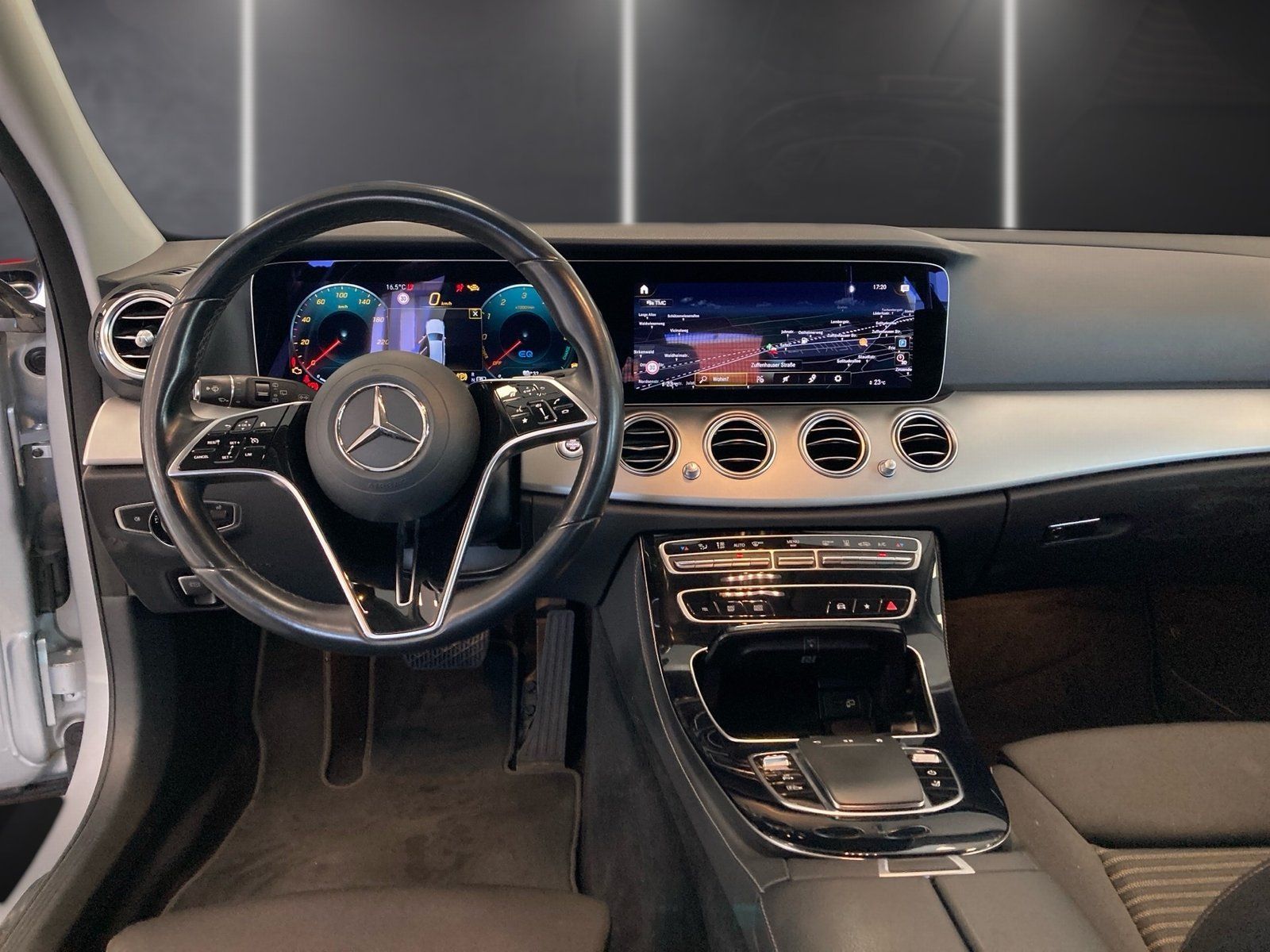 Fahrzeugabbildung Mercedes-Benz E 300 T de Avantgarde*AHK*Kamera*CarPlay*Easy-Pa