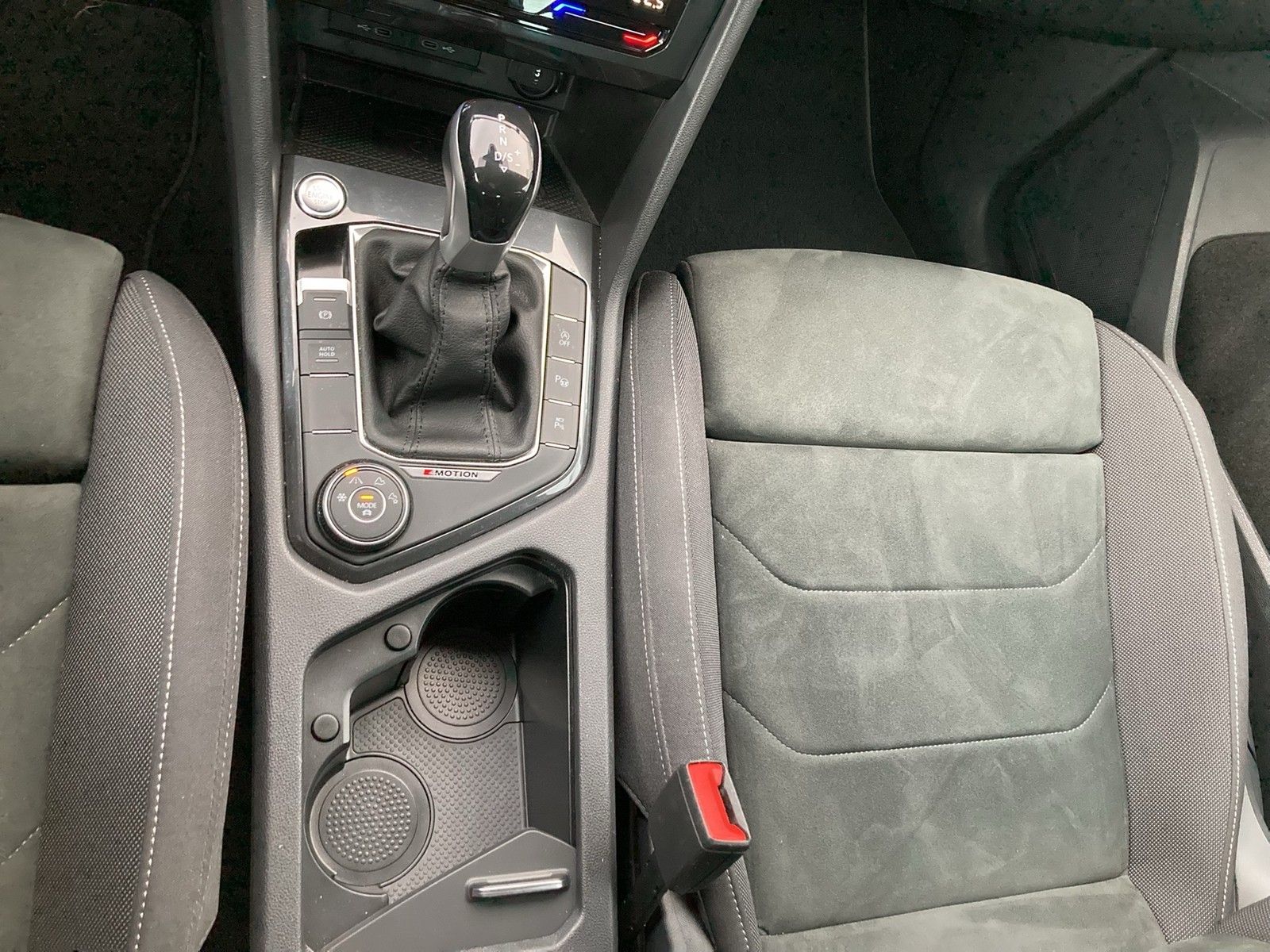 Fahrzeugabbildung Volkswagen Tiguan TSI Elegance 4M DSG Matrix Navi ACC STH A