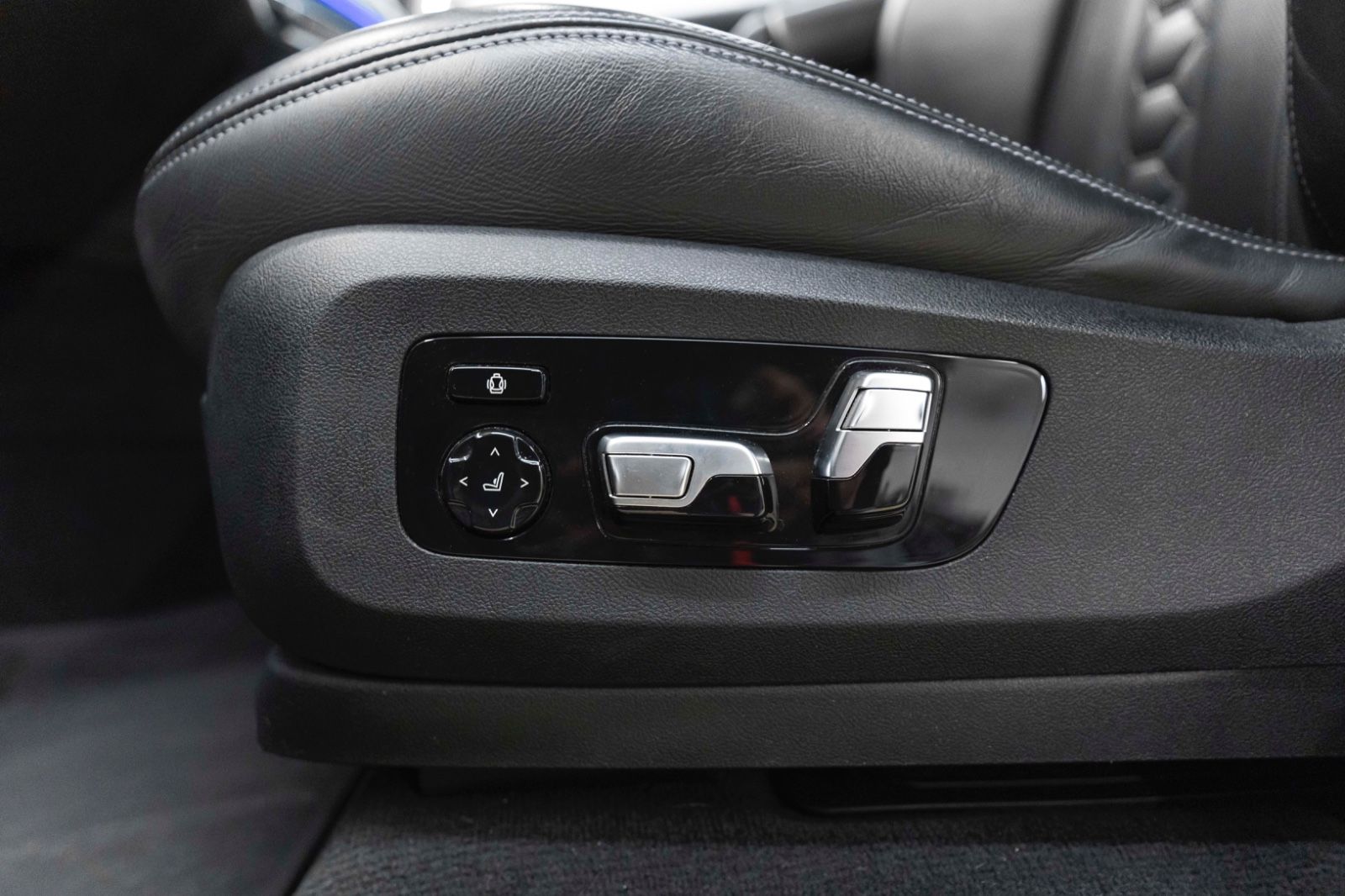 Fahrzeugabbildung BMW X5 M Competition B&W LASER HUD 360° PANO ACC