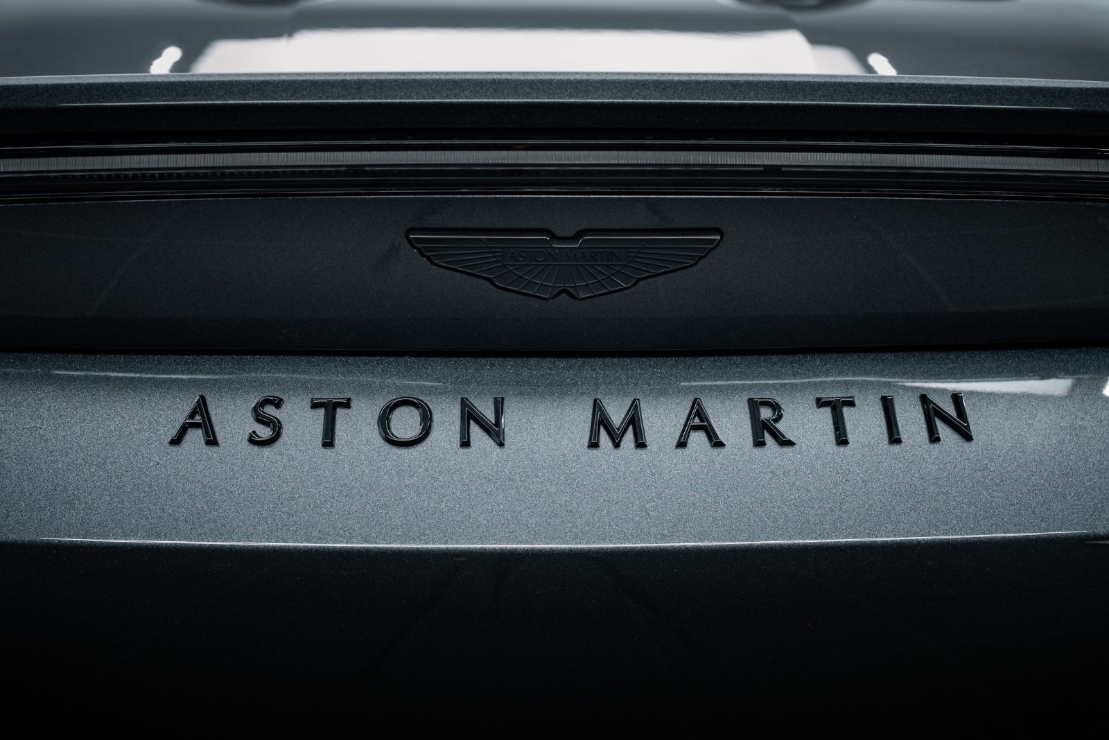 Fahrzeugabbildung Aston Martin V12 Vantage Roadster TOP GEPFLEGT/CARBON SEAT