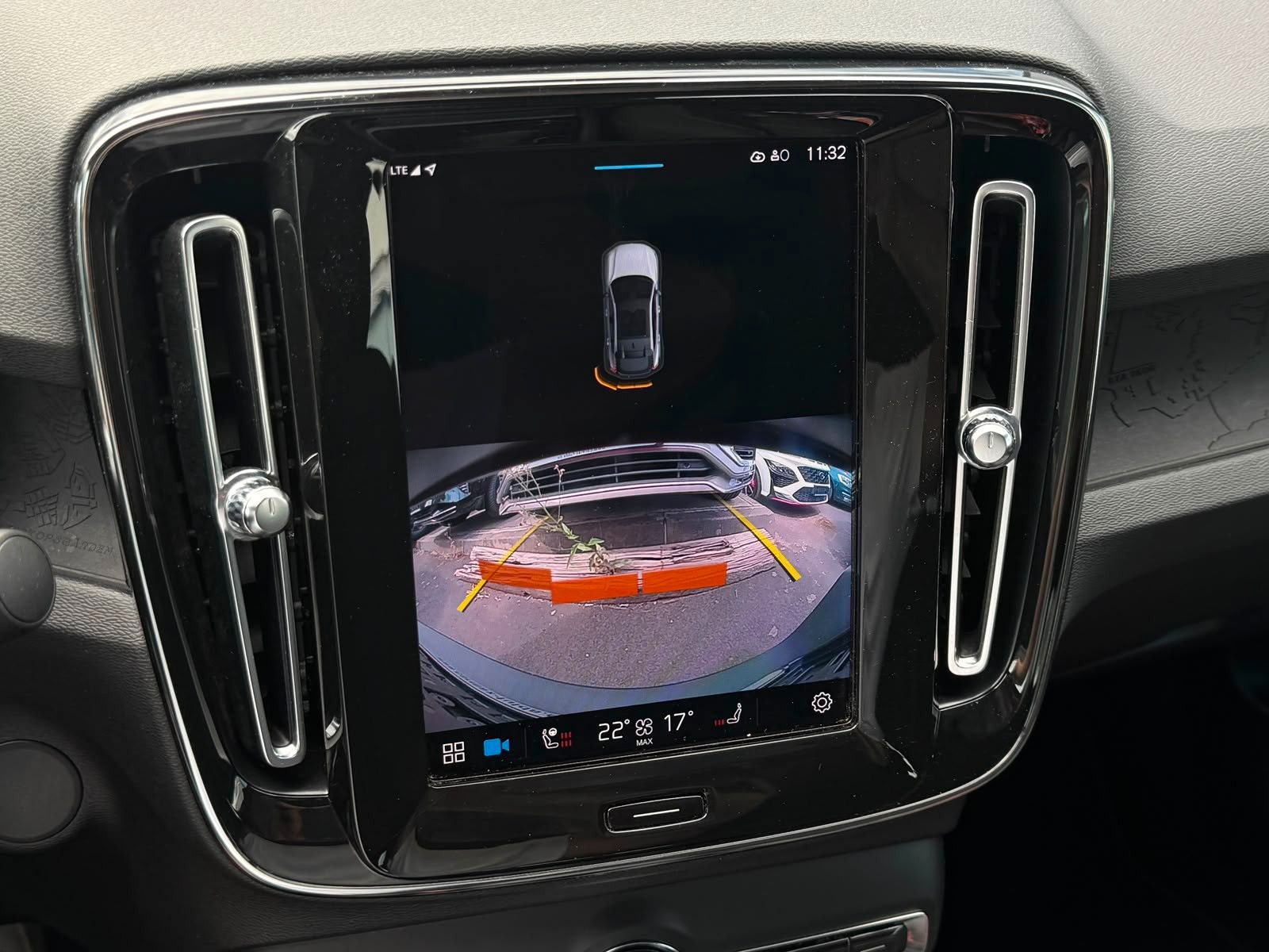Fahrzeugabbildung Volvo C40 Core Recharge,Navi,LED,SH,Kamera,Panorama