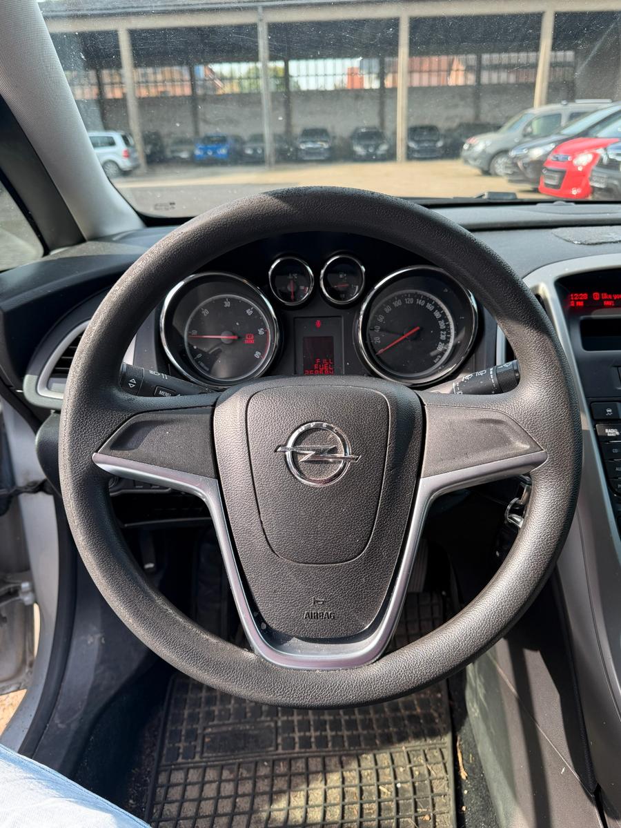 Opel Astra 2011 — photo 10