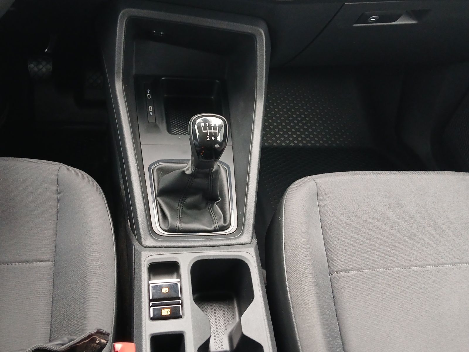 Fahrzeugabbildung Volkswagen Caddy Kasten TSI Basis AHK Klima RFK SH