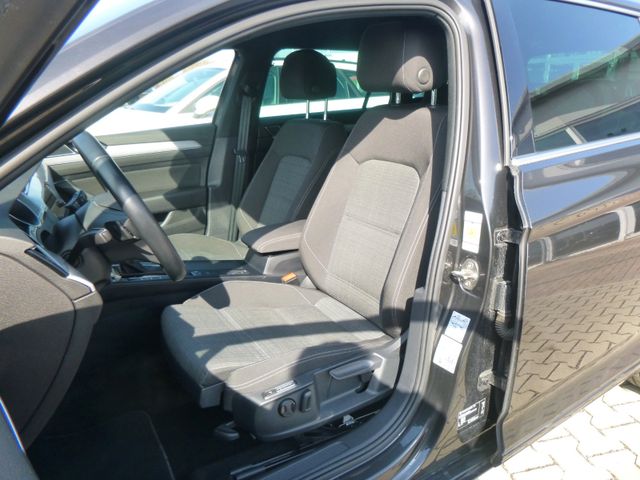 Fahrzeugabbildung Volkswagen Passat Variant 2.0 TDI, Business>AUT/AHK/LED/360
