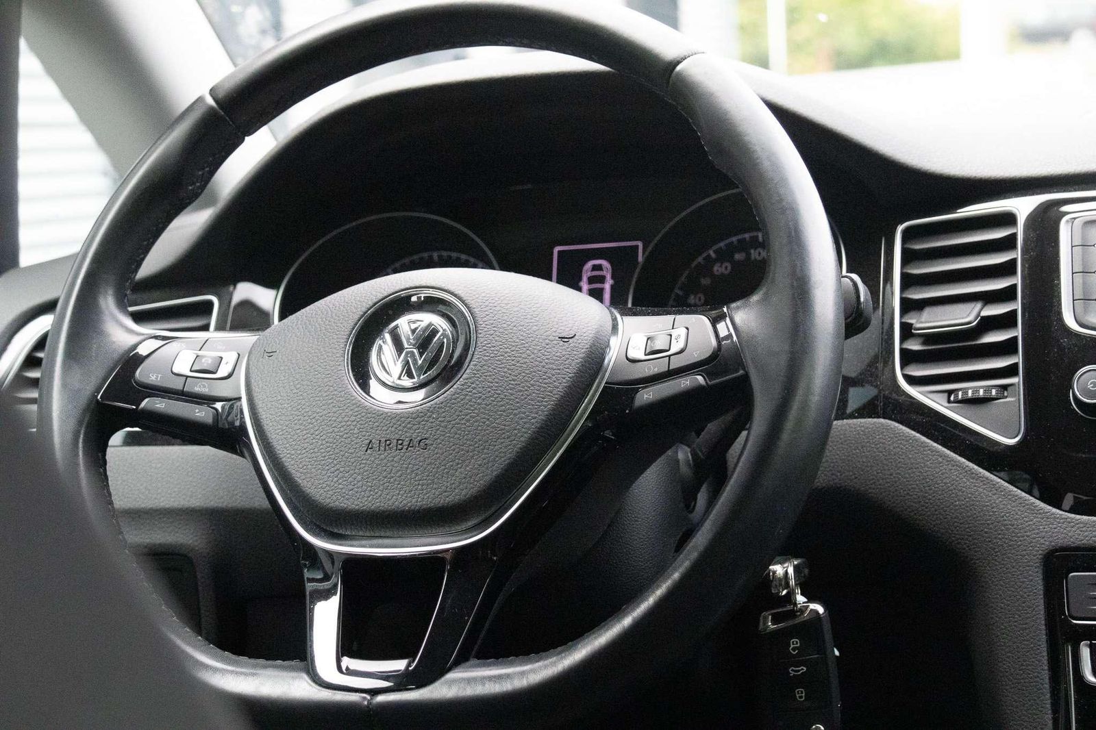 Fahrzeugabbildung Volkswagen Golf Sportsvan Highline 1.4 TSI DSG Navi RFK