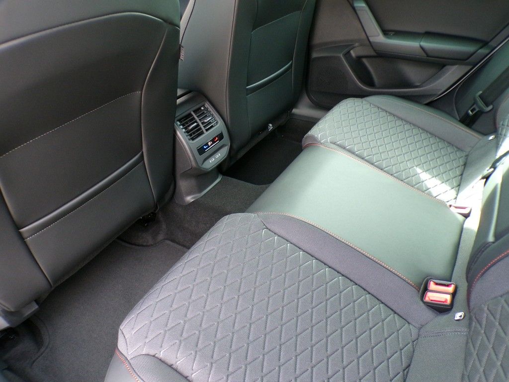 Fahrzeugabbildung SEAT Leon Sportstourer 1.5 eTSI DSG FR Black Edition