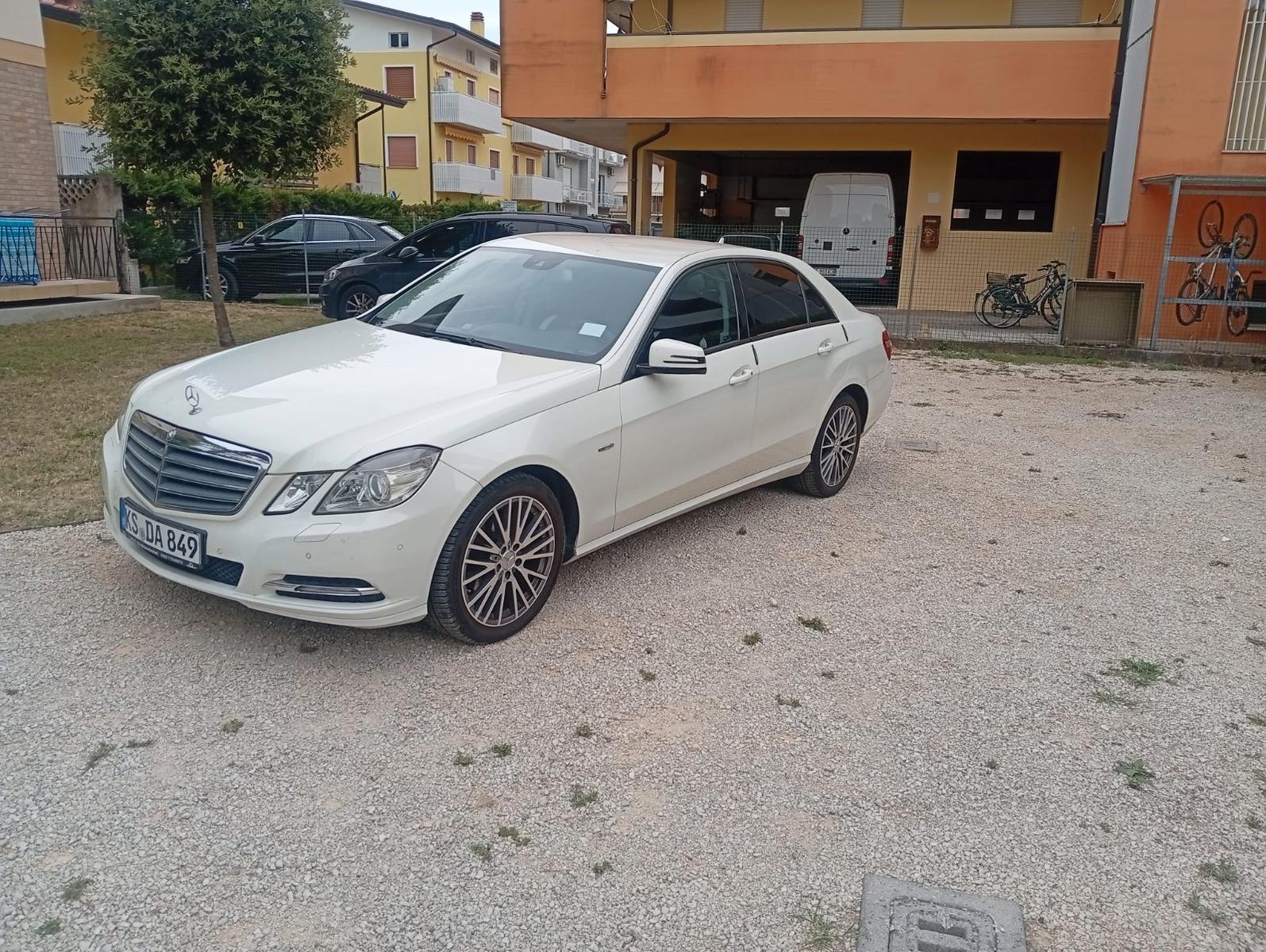 Mercedes-Benz E 220 CDI BlueEFFICIENCY Standard