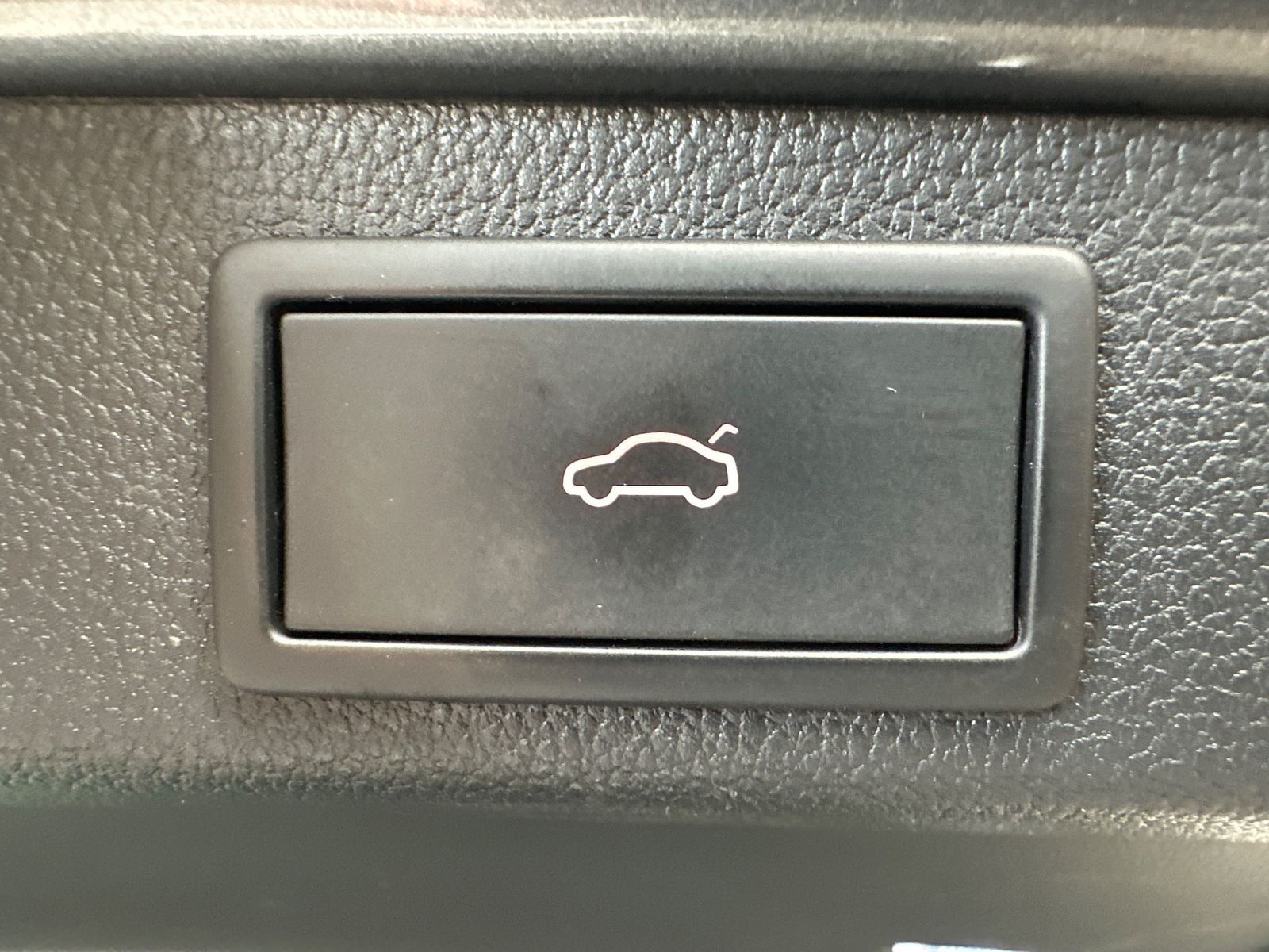 Fahrzeugabbildung SKODA Superb Combi Ambition NAV+LED+ACC+PANORAMA+17ZO