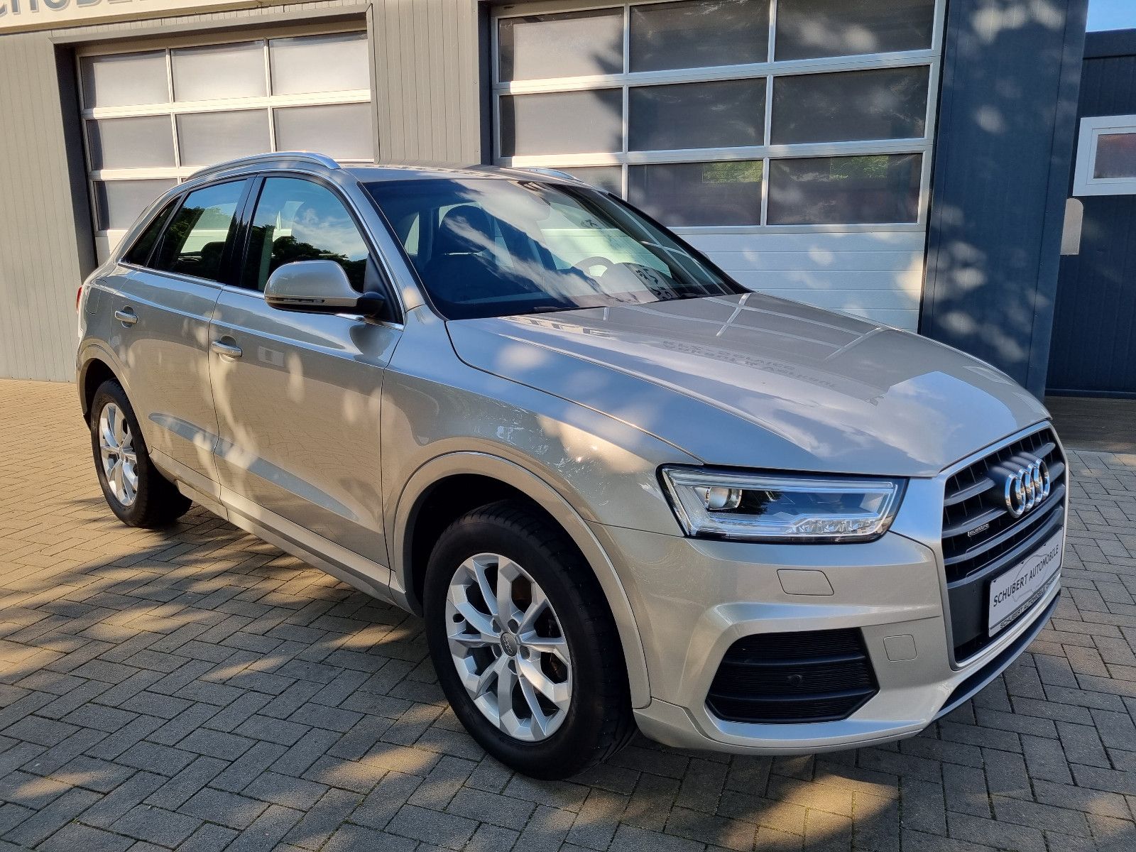 AUDI Q3 design quattro * LED-Navi-LS-PDC...