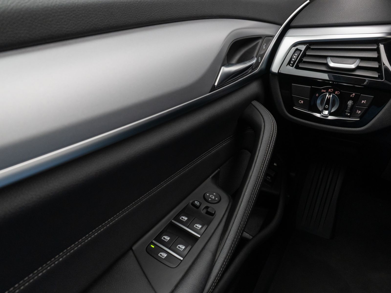 Fahrzeugabbildung BMW 530e Panorama Kamera DAB Leder Alarm AHK