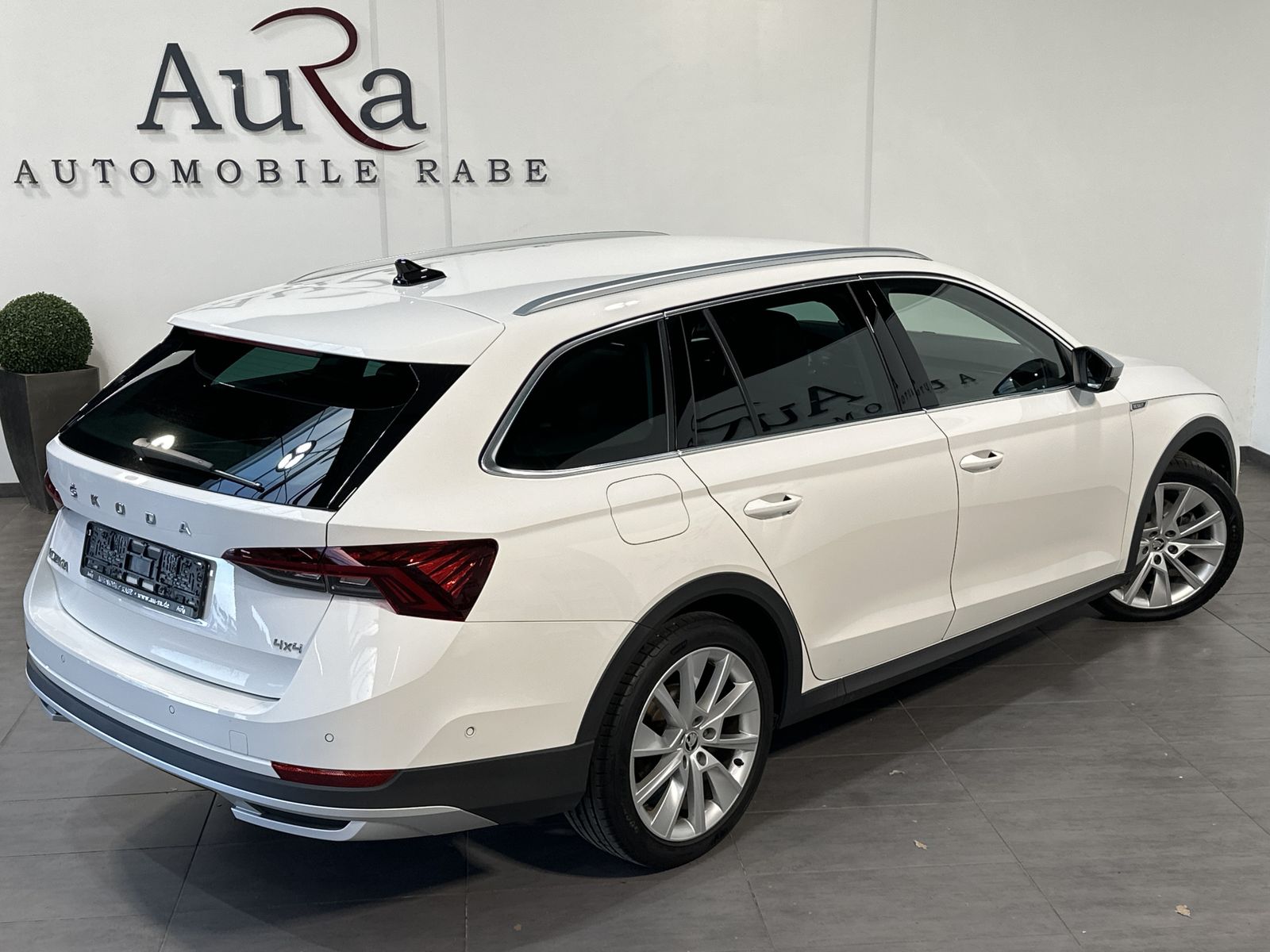Fahrzeugabbildung SKODA Octavia Combi Scout 4x4 NAV+LED+AHK+HEAD-UP+18ZO