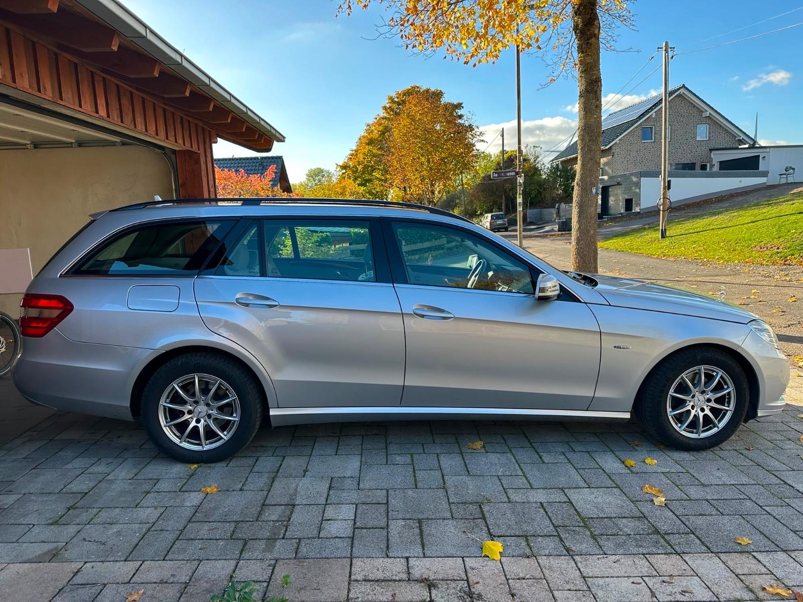 Mercedes-Benz E220 2012 — rear view