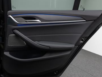 Fahrzeugabbildung BMW 530d Tour Luxury Line AHK Pano H/K Kamera DAB
