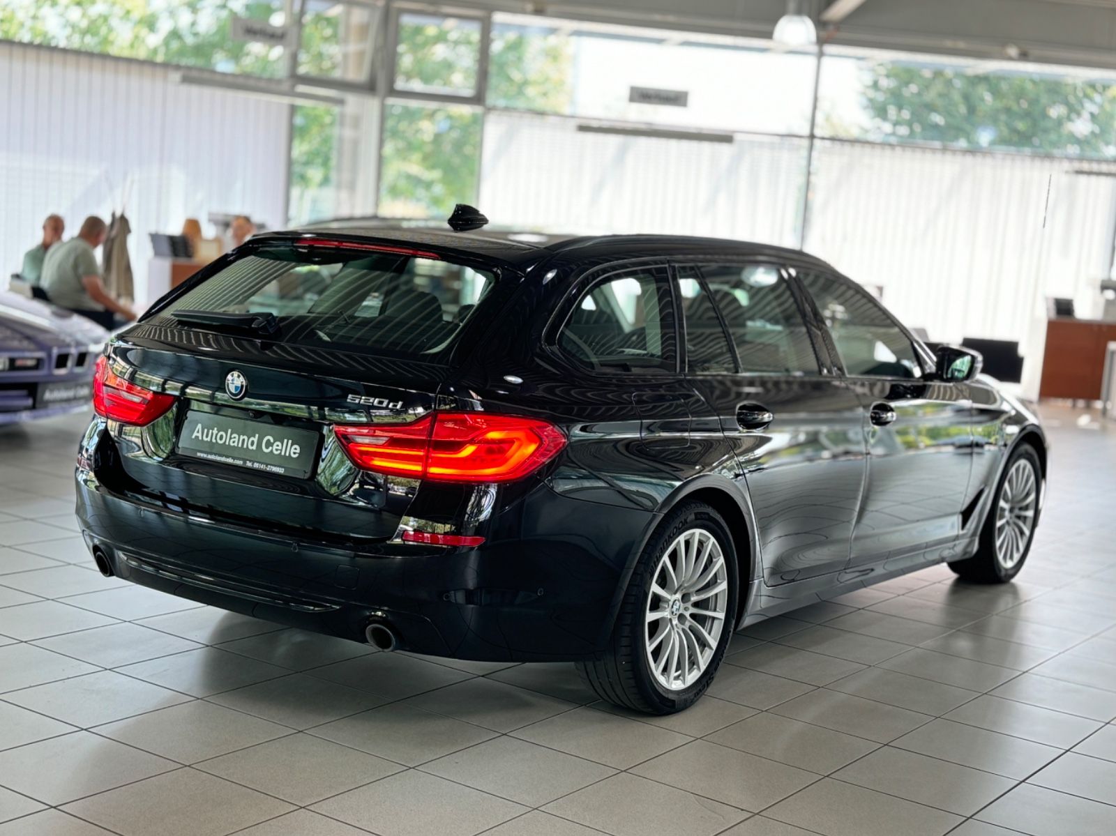 Fahrzeugabbildung BMW 520d Sport Line ACC Kamera HUD HiFi Alarm Komfo