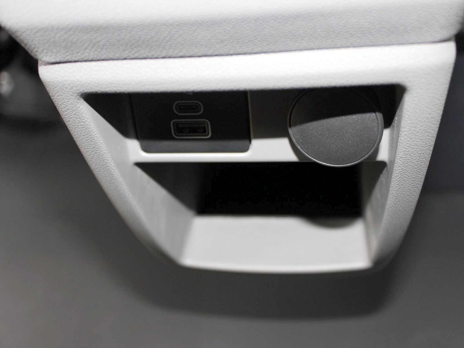 Fahrzeugabbildung Ford Transit Custom 320 L2 Trend Doppelkabine FWD