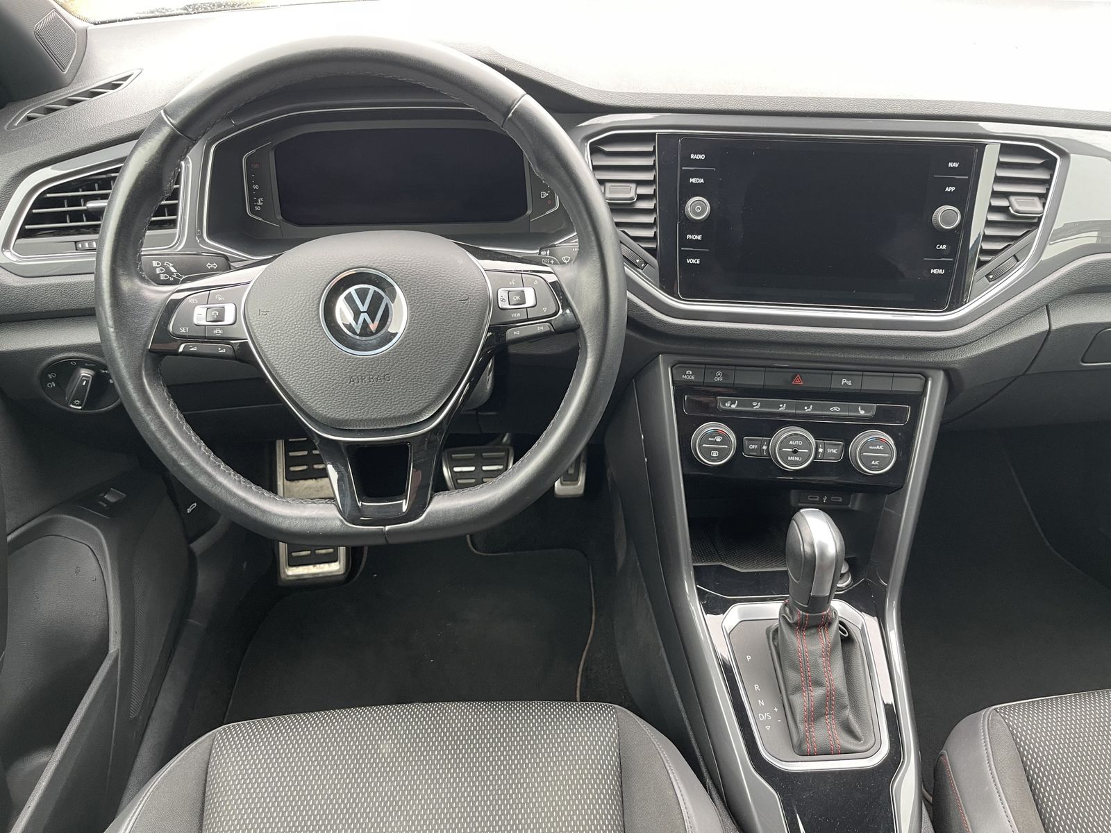 Fahrzeugabbildung Volkswagen T-Roc 2.0 TDI*Sport*LED*Cam*ACC*Navi*SHZ*