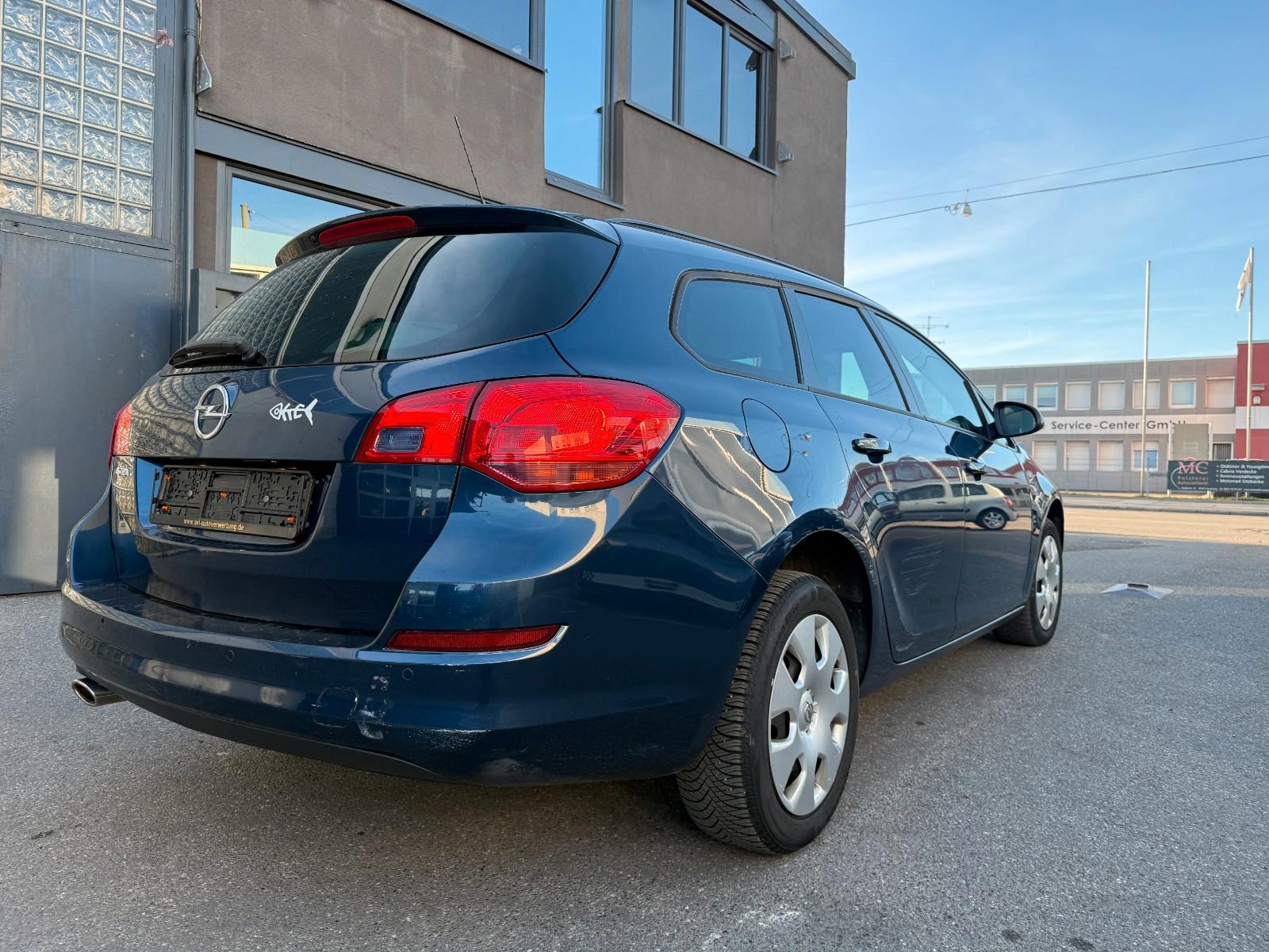 Opel Astra 2011 — rear view