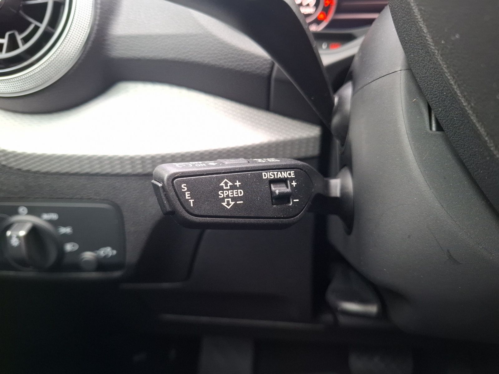 Fahrzeugabbildung Audi Q2 35 TFSI advanced S-tronic LED Navi AVC ACC RF