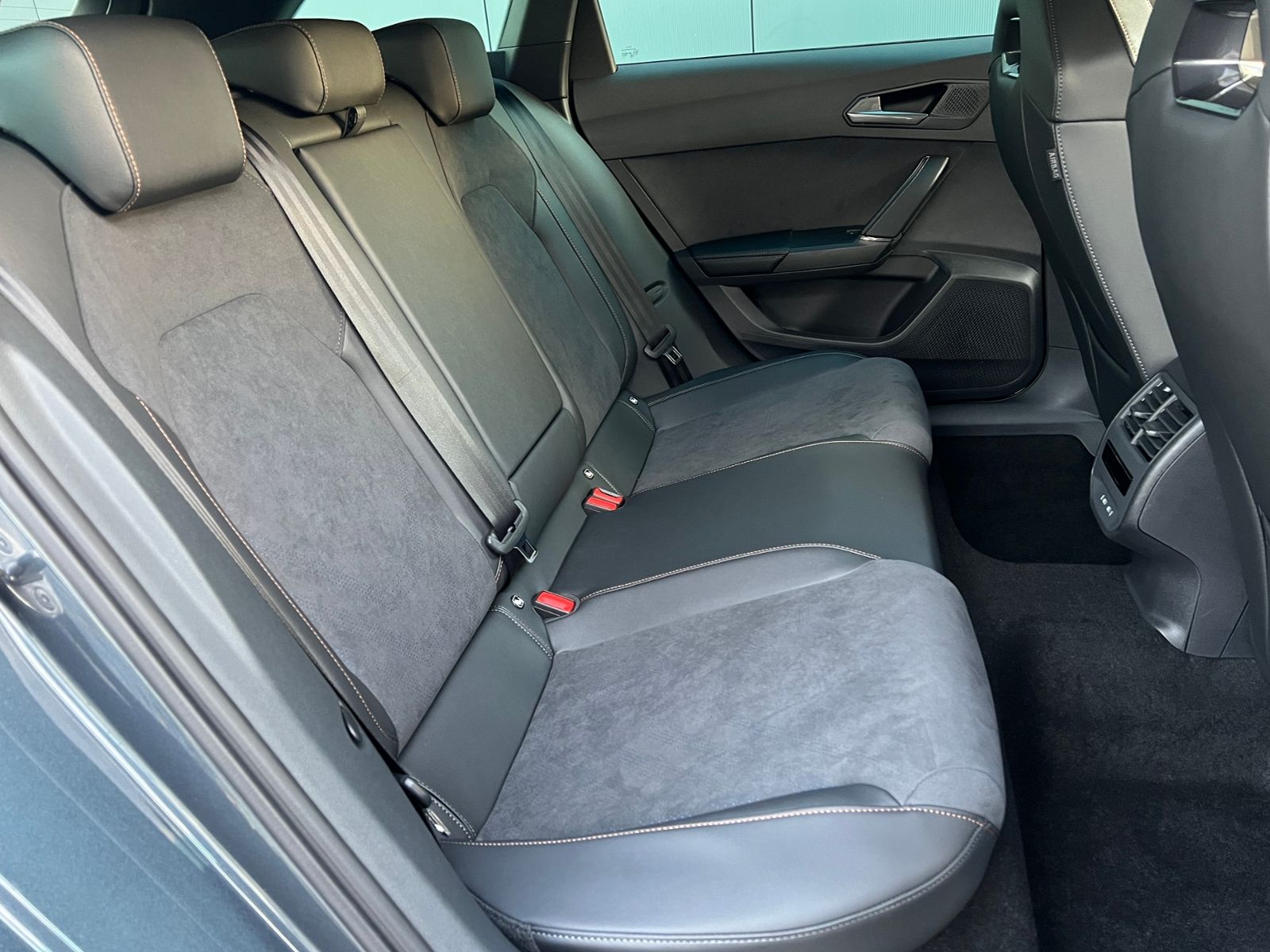 Fahrzeugabbildung CUPRA Leon Sportstourer VZ 2.0 TSI DSG 4Drive *AHK, LE