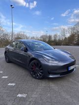 Tesla Model 3 Allradantrieb mit Dualmotor Performa...