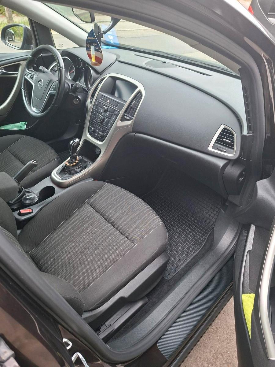 Opel Astra 2012 — photo 11