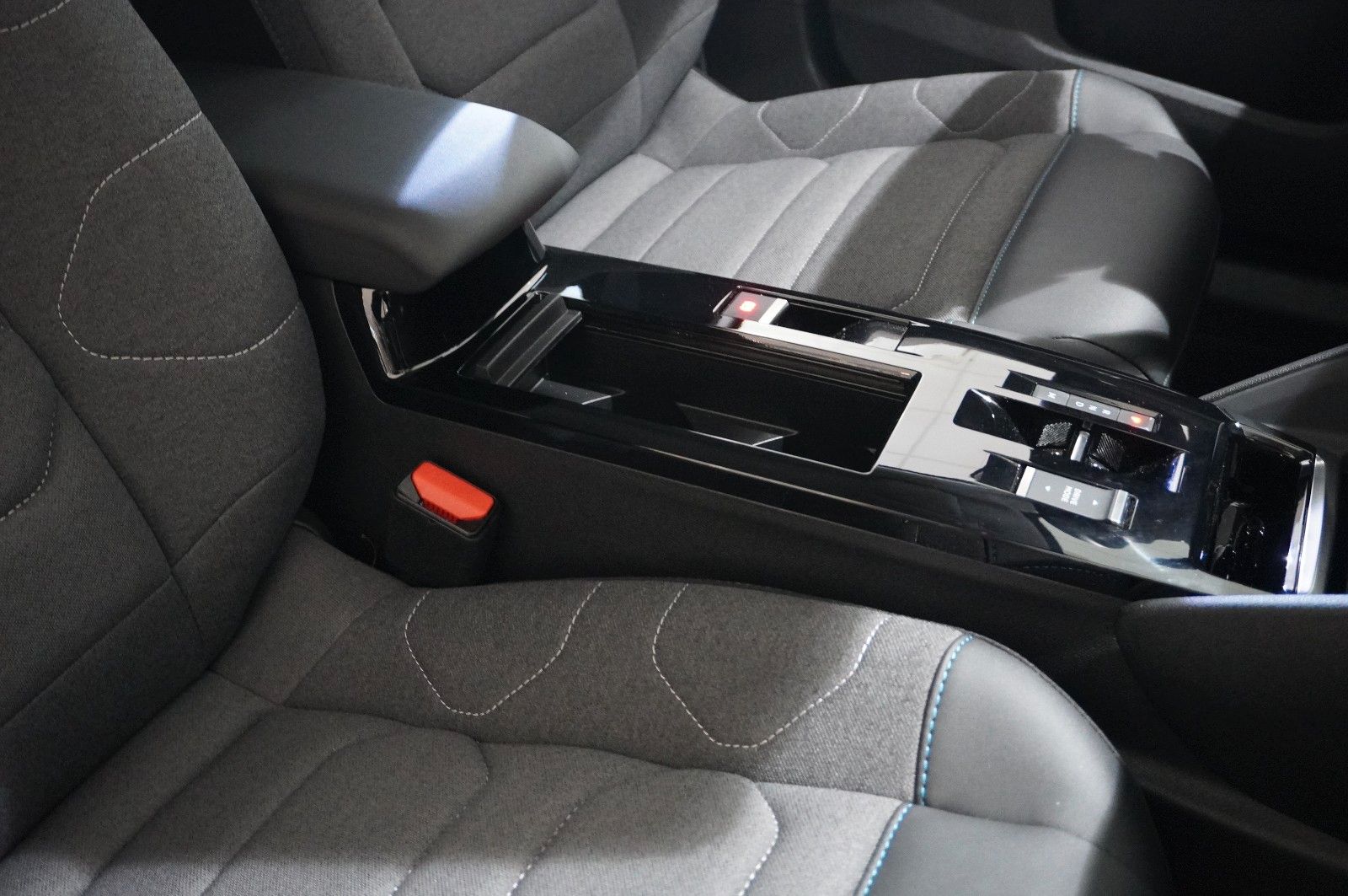 Fahrzeugabbildung Citroën C4 Lim. 1.2T PLUS NAVI/LED/KAMERA/SPORT /VIR/DAB