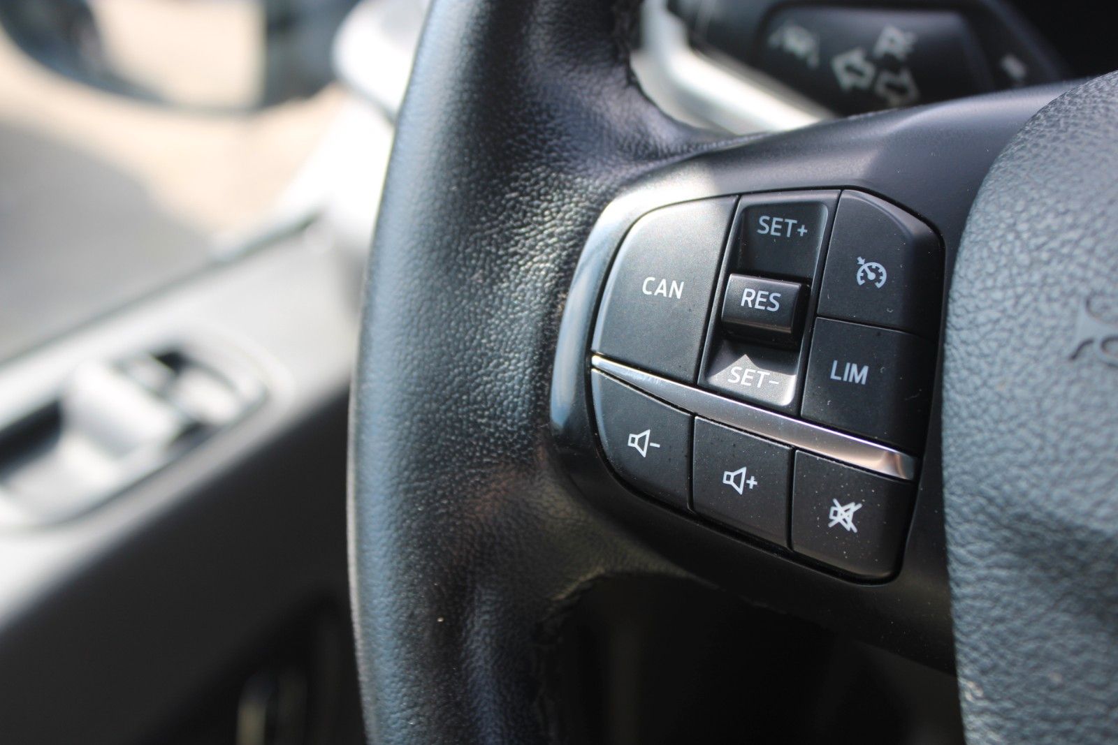 Fahrzeugabbildung Ford Transit 350 L3 H2 Kasten hoch lang KLIMA RFK AHK