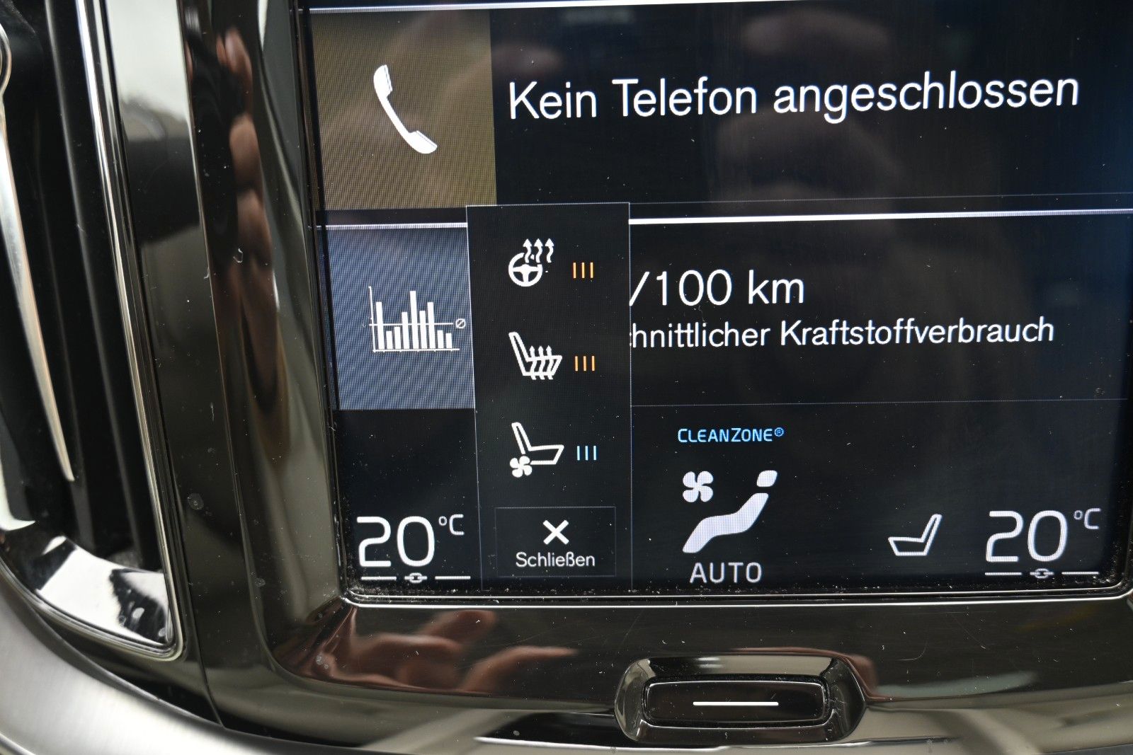 Fahrzeugabbildung Volvo XC60 T8 AWD Momentum Plug-In Hybrid*PANO*BLIS