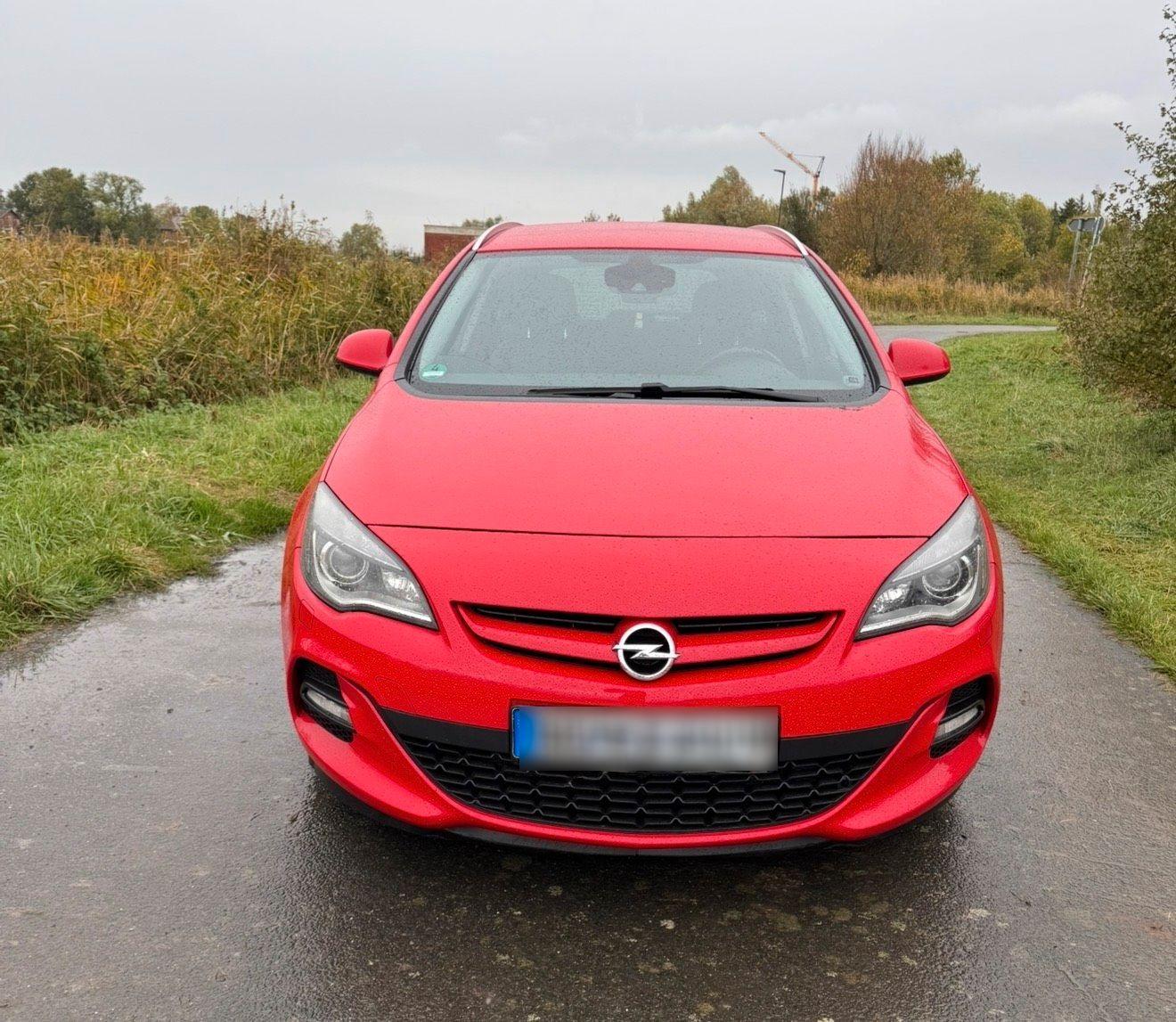 Opel Astra 2013 — rear view