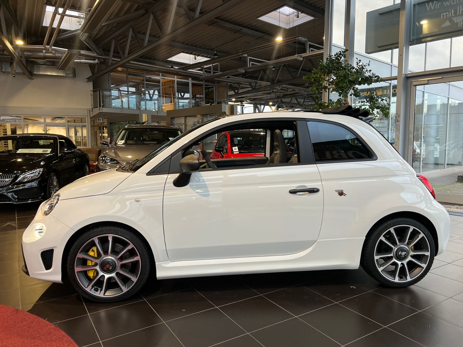 Fahrzeugabbildung Abarth 695C KLIMA LEDER NAV DAB PDC ALU