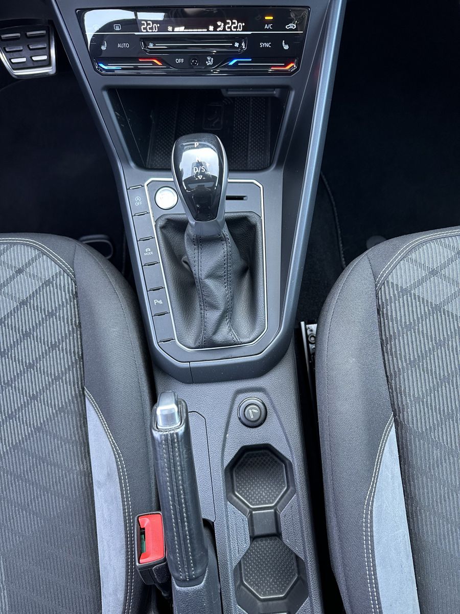 Fahrzeugabbildung Volkswagen Polo 1.0 TSI DSG R-Line NAV+LED+PANO+VCOCKPIT+PP