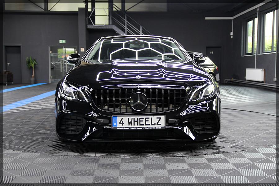 Mercedes-Benz E 200 4MATIC AMG PANO / NAVI / PDC