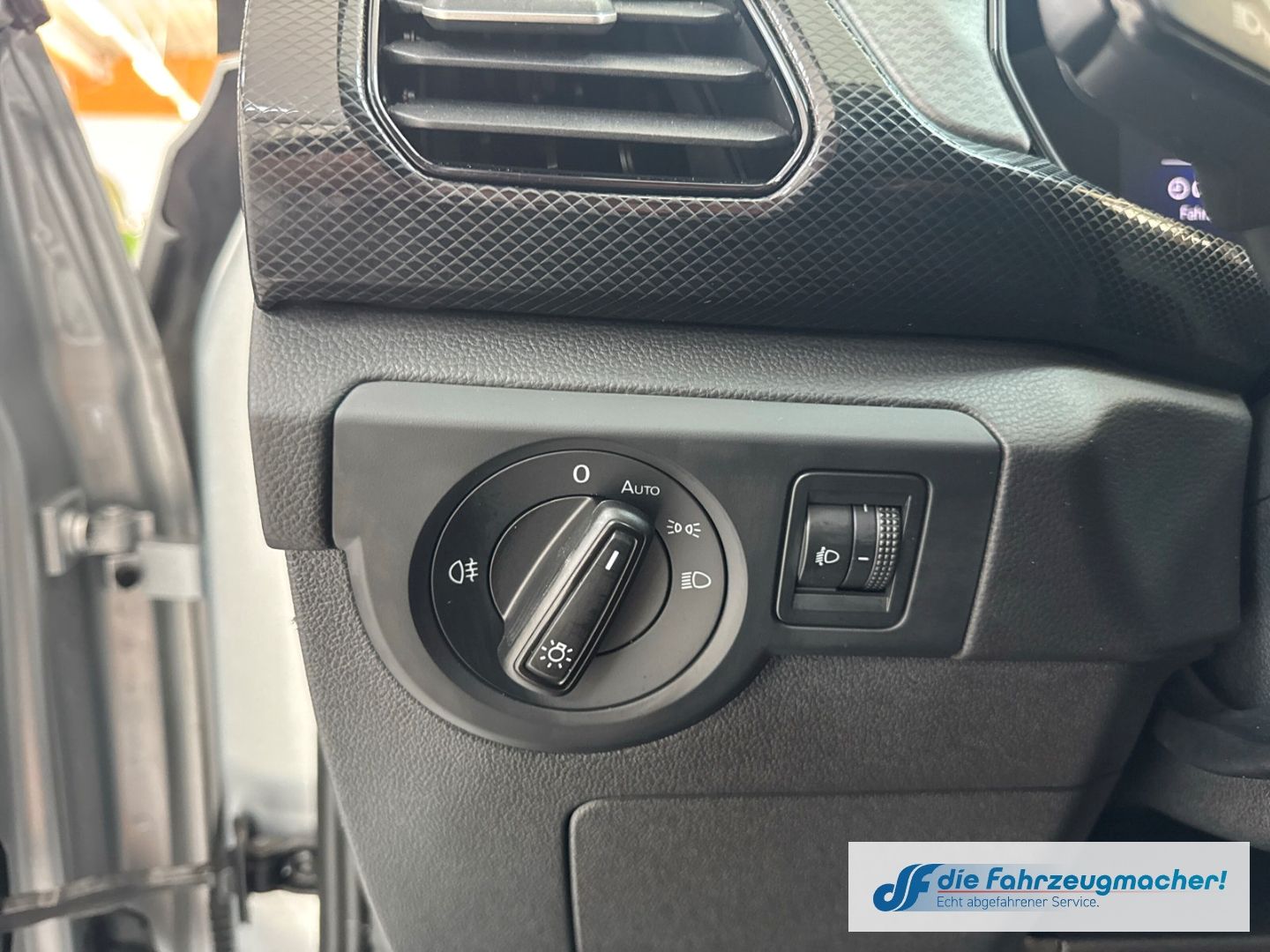 Fahrzeugabbildung Volkswagen T-Cross 1.0 TSI 85 kW Life Digitales Cockpit LED