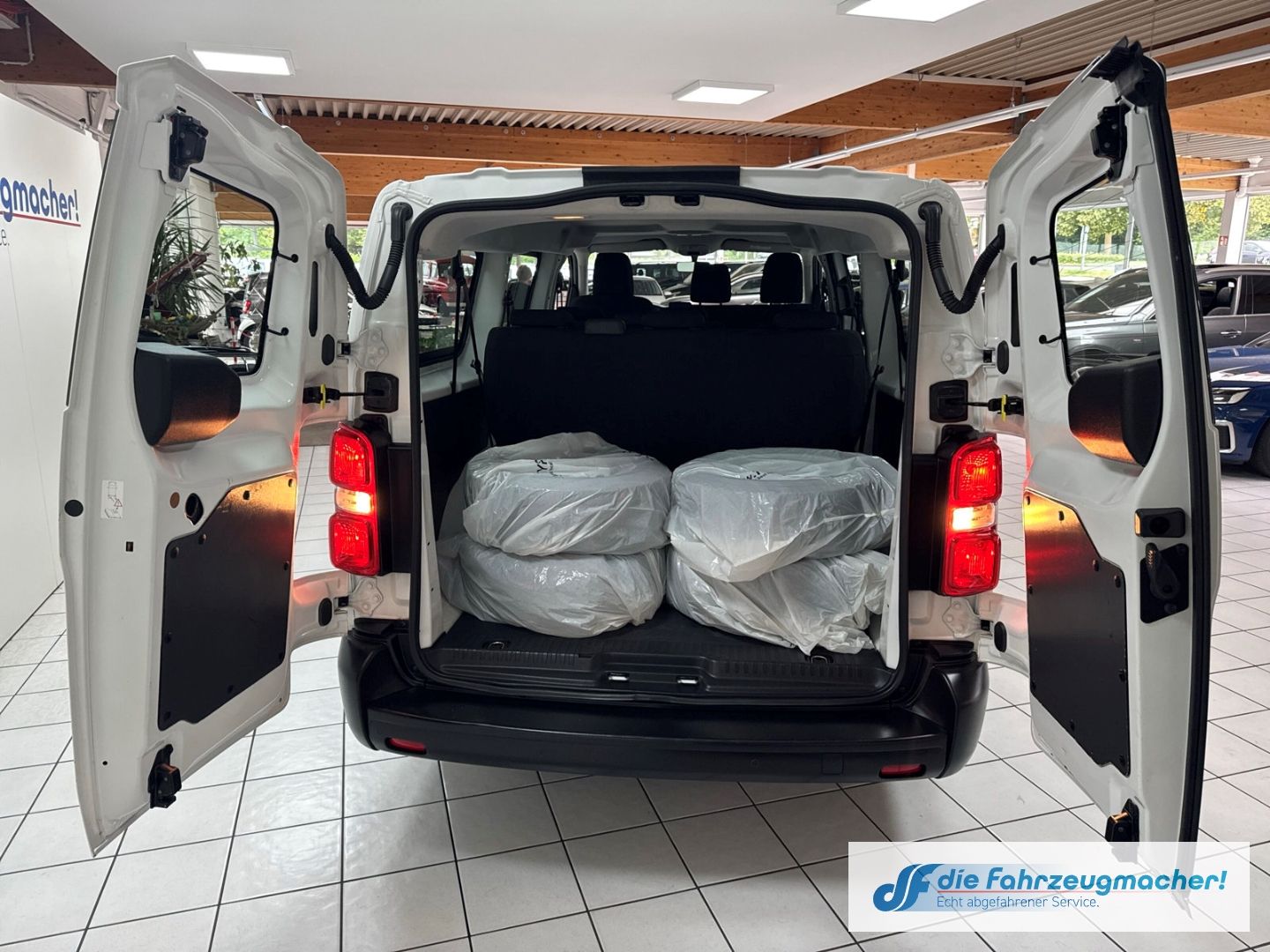 Fahrzeugabbildung Opel Vivaro Kombi L 1.5 D EU6d Apple CarPlay Android