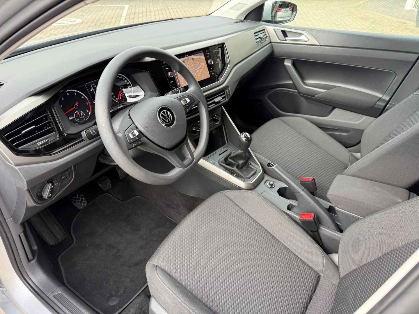 Fahrzeugabbildung Volkswagen Polo VI Comfortline Navi Kurv ACC WLAN DAB SHZ T