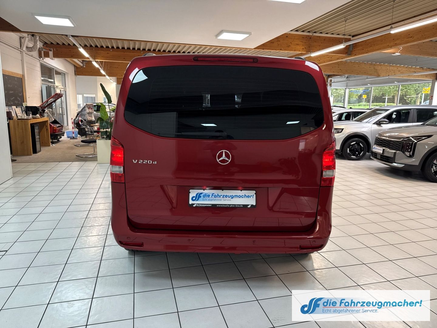 Fahrzeugabbildung Mercedes-Benz V 220 d RISE kompakt Navi Apple CarPlay Android
