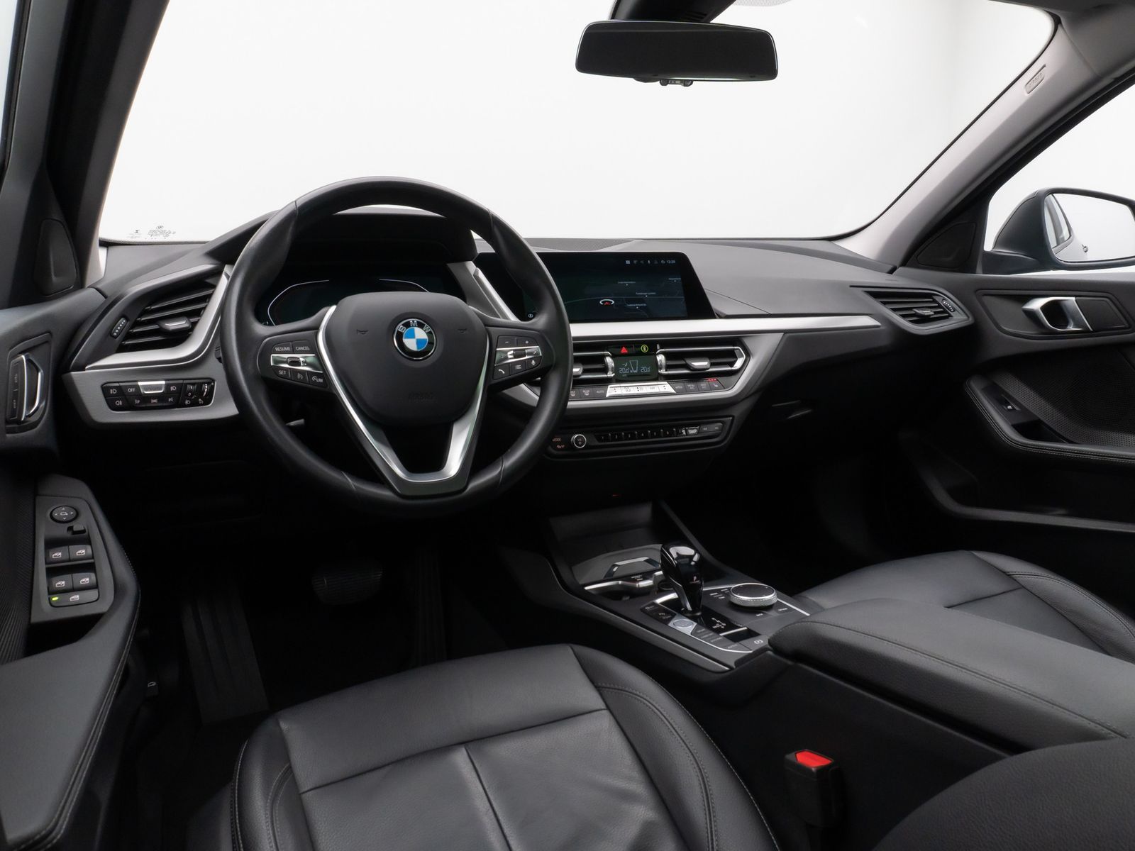 Fahrzeugabbildung BMW 118i Panorama HUD DAB HiFi WLAN PDC LED Alarm