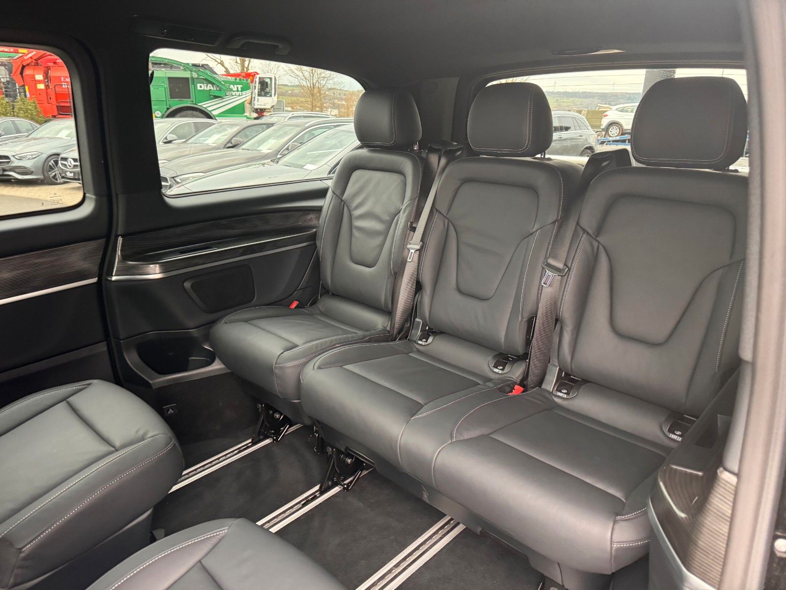 Fahrzeugabbildung Mercedes-Benz EQV 300 AVANTGARDE 360Kamera DISTRONIC Leder