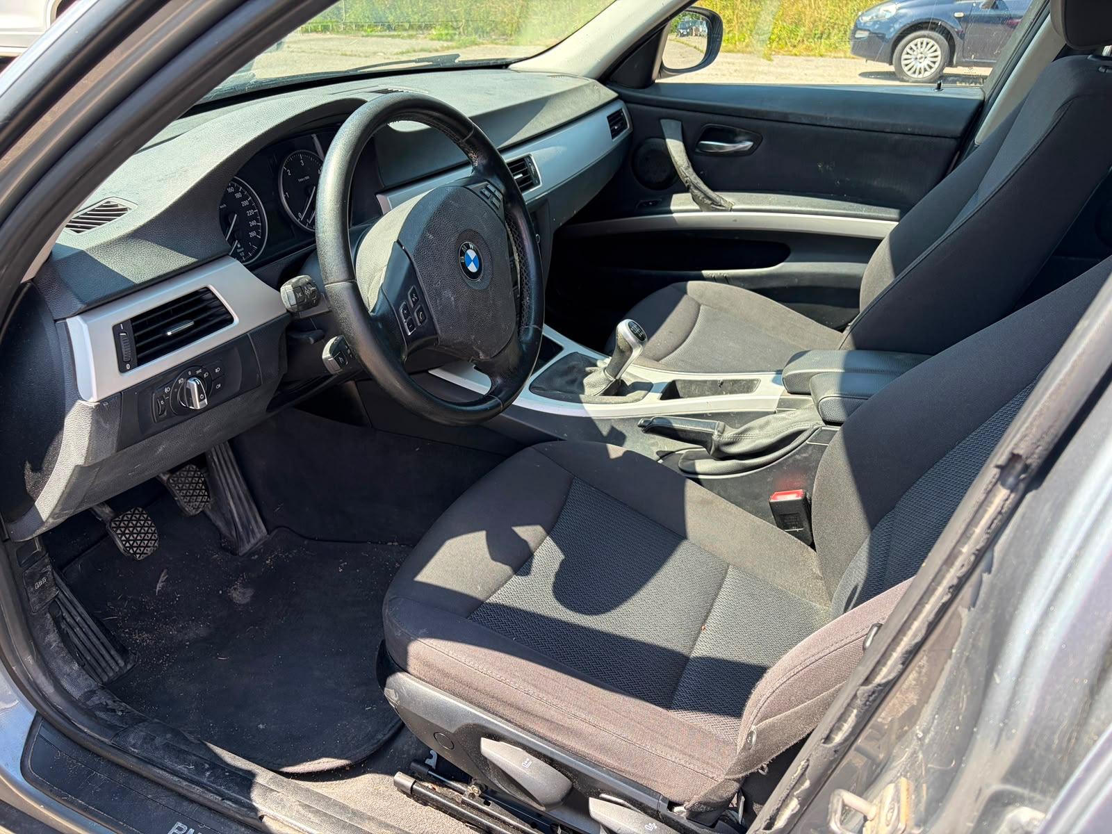 BMW 320 2011 — photo 7