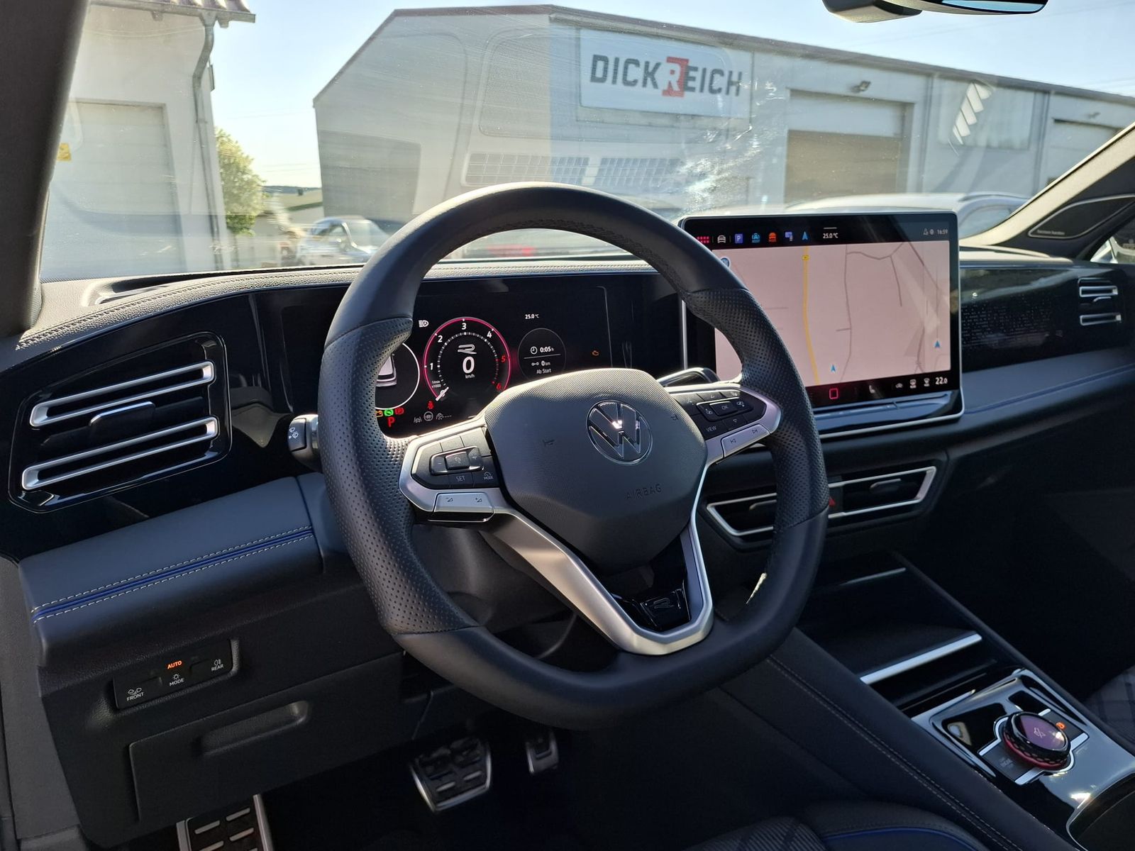 Fahrzeugabbildung Volkswagen Tiguan 2.0 TDI 4M R-Line BLACK*PAN*HK*AHK*MATRIX