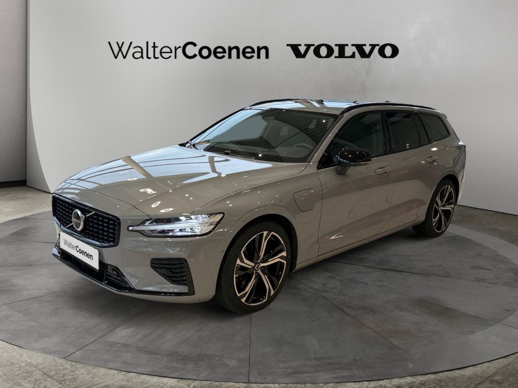 VOLVO V60 T8 Plug-in Hybrid AWD Plus Dark Pano 360°
