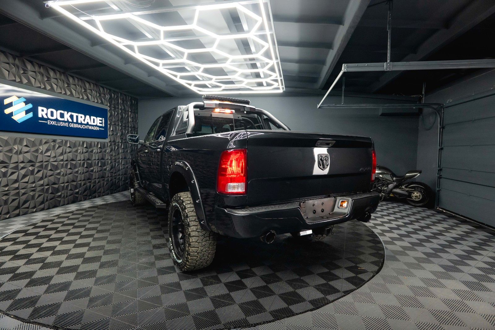 Fahrzeugabbildung Dodge RAM 5.7 V8 HEMI 4x4 Sport OFFROAD Night LONGBED