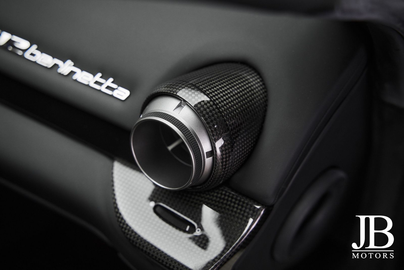 Fahrzeugabbildung Ferrari F12 Carbon Lift LED JBL Kamera Electric Seats