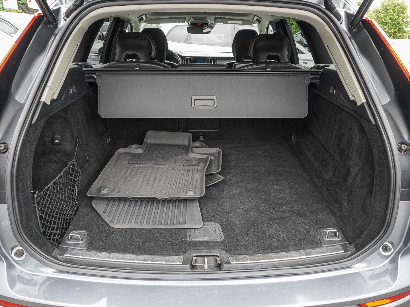 Volvo XC60 B4 D AWD Momentum Pro 19ZOLL FRONTHZG BLIS