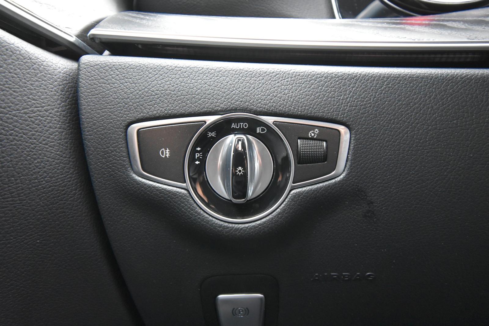 Mercedes-Benz E220d T-Modell LED SHZ RFK Glasdach Sportstyle