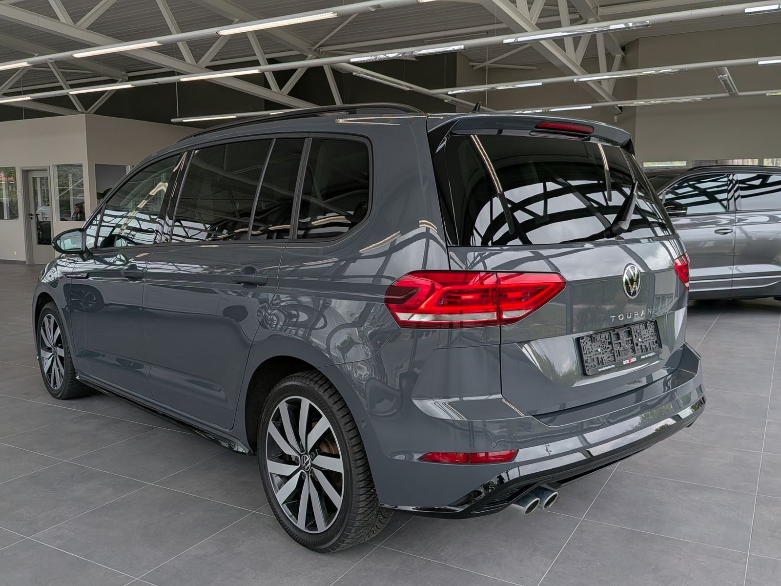 Fahrzeugabbildung Volkswagen Touran 2.0 DSG R-Line High Pano 7-Si IQ AHK VOLL