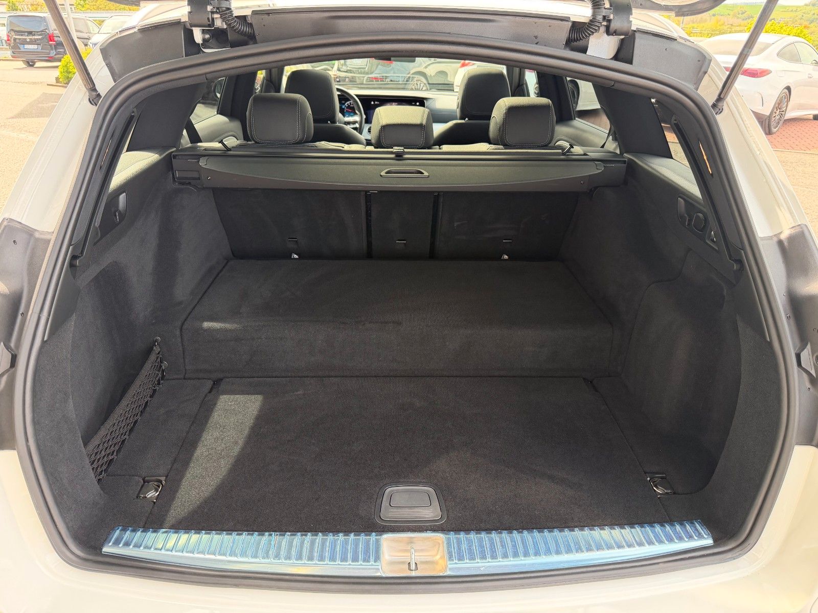 Fahrzeugabbildung Mercedes-Benz E 300e T AMG+Pano+Burm+Distr+HUD+360